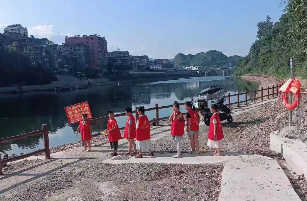 爭(zhēng)當(dāng)安全巡查員，增強(qiáng)防溺水意識(shí)