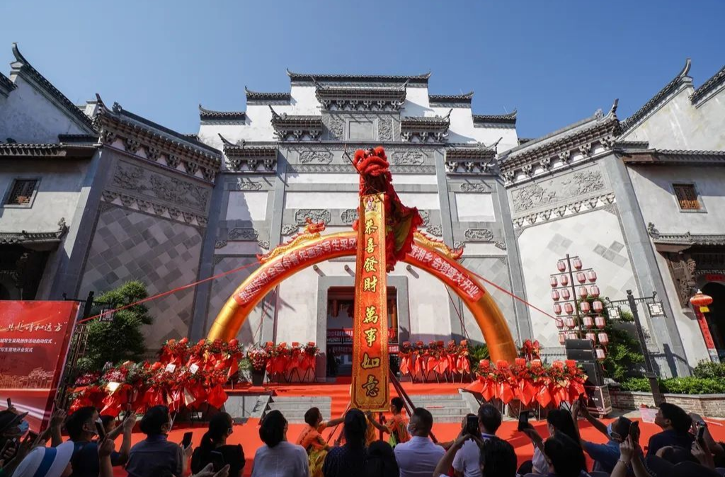 今天，百余名中青年畫家齊聚洪江古商城！