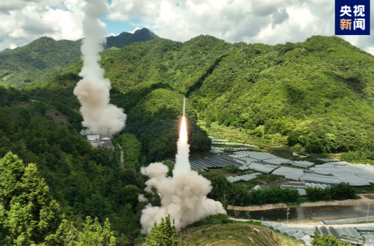 獨家視頻丨東部戰(zhàn)區(qū)火箭軍部隊對臺島東部外海預定海域?qū)嵤┏Щ鹆ν粨?全部精準命中目標