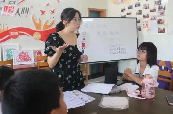 巧手繪扇面，我向毒品Say No！