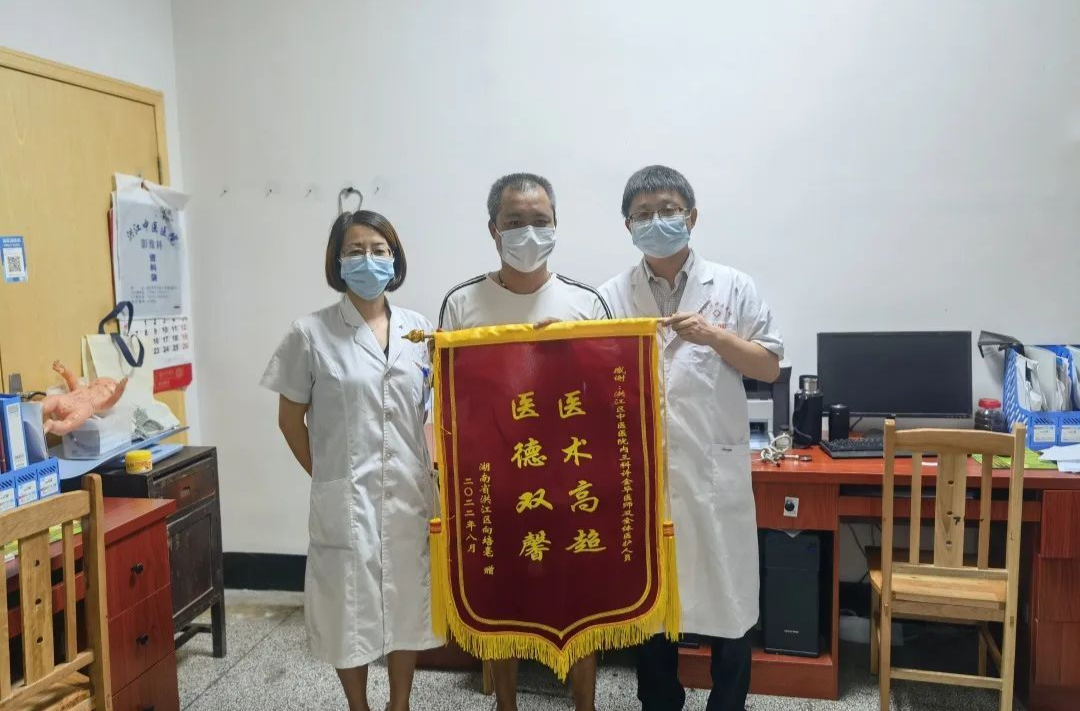 一日收到3面錦旗 誰的魅力這么大？