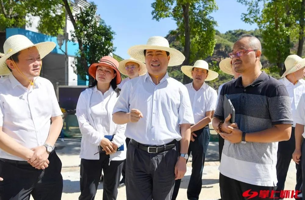 黎春秋在洪江區(qū)調研文化旅游產(chǎn)業(yè)發(fā)展時強調：辦會興城觀劇熱城弘文興業(yè) 推動洪江區(qū)文旅產(chǎn)業(yè)大發(fā)展大繁榮