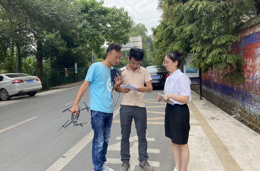 省生態(tài)環(huán)境廳幫扶組來到洪江，現(xiàn)場核查這項工作……