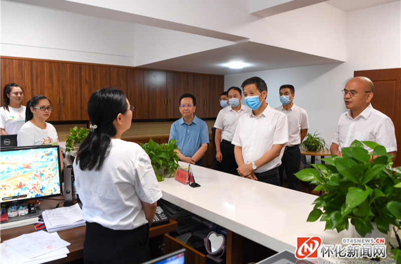 許忠建在督導(dǎo)“三整頓兩提升”干部作風(fēng)建設(shè)專項活動時強(qiáng)調(diào)：堅持領(lǐng)導(dǎo)機(jī)關(guān)和領(lǐng)導(dǎo)干部帶頭 推動作風(fēng)建設(shè)走深走實見行見效