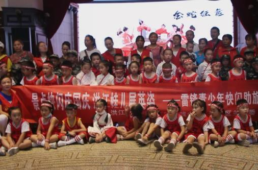 “快閃”迎國慶 共致愛國情