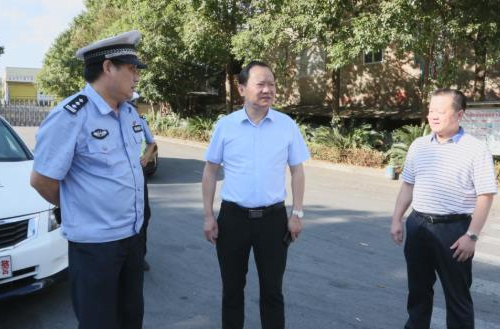劉曉明看望慰問國慶假期值班值守工作人員