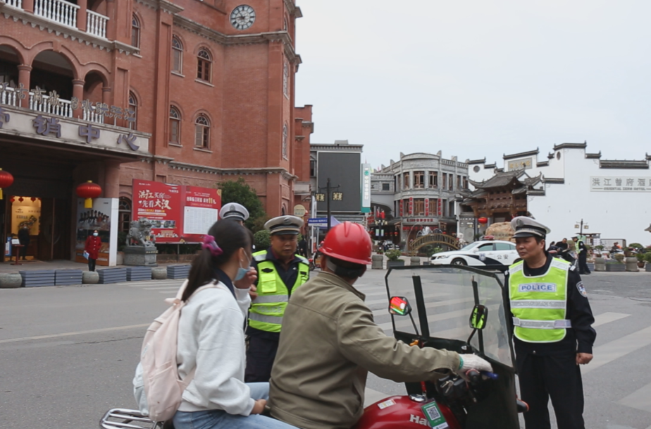 戴好頭盔！交警正在嚴(yán)查……