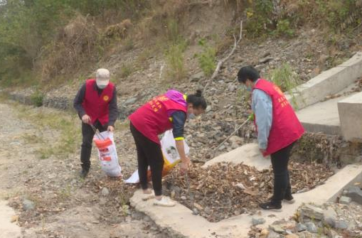 清理河道垃圾 保障河暢水清
