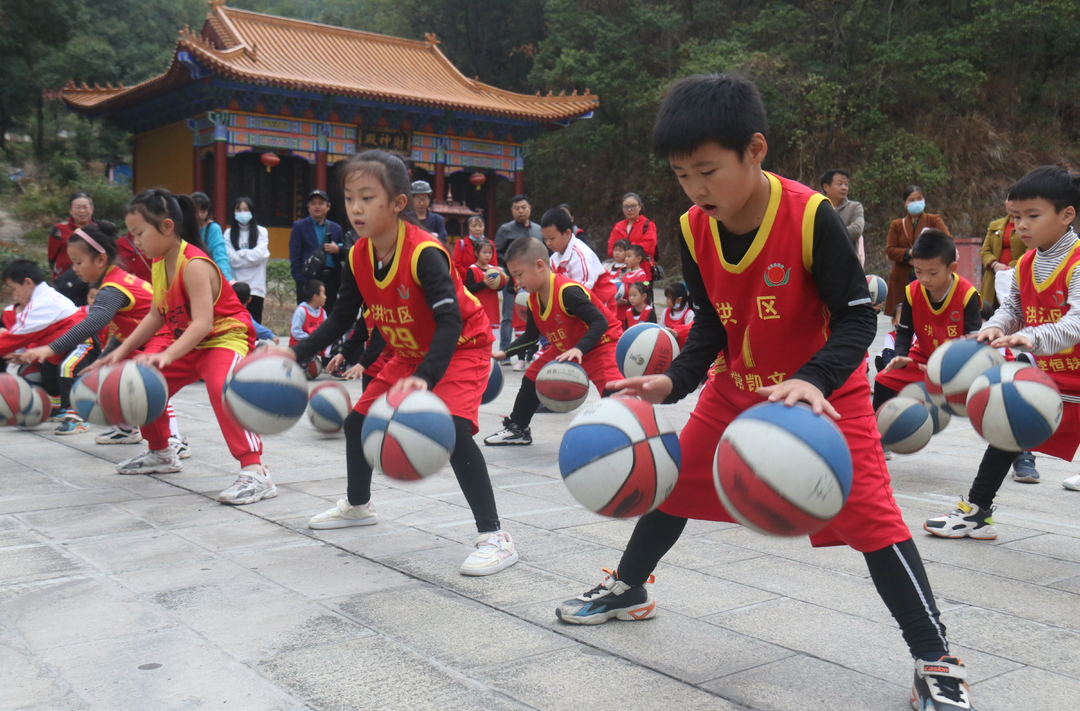 擁抱小籃球 點(diǎn)亮大夢(mèng)想