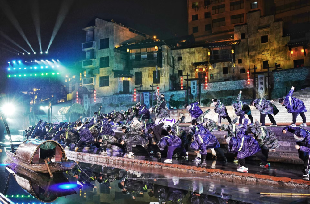 首屆市旅發(fā)大會開幕式演出團隊進駐洪江區(qū)開始聯(lián)排