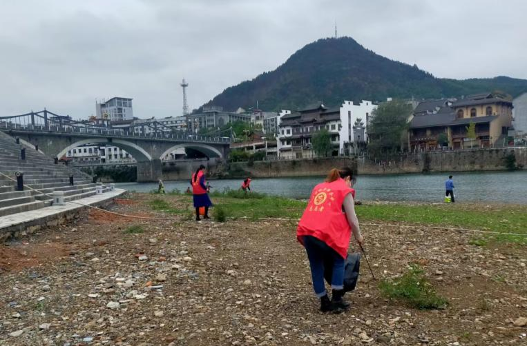 清理河道垃圾，助力首屆懷化市旅游發(fā)展大會(huì)