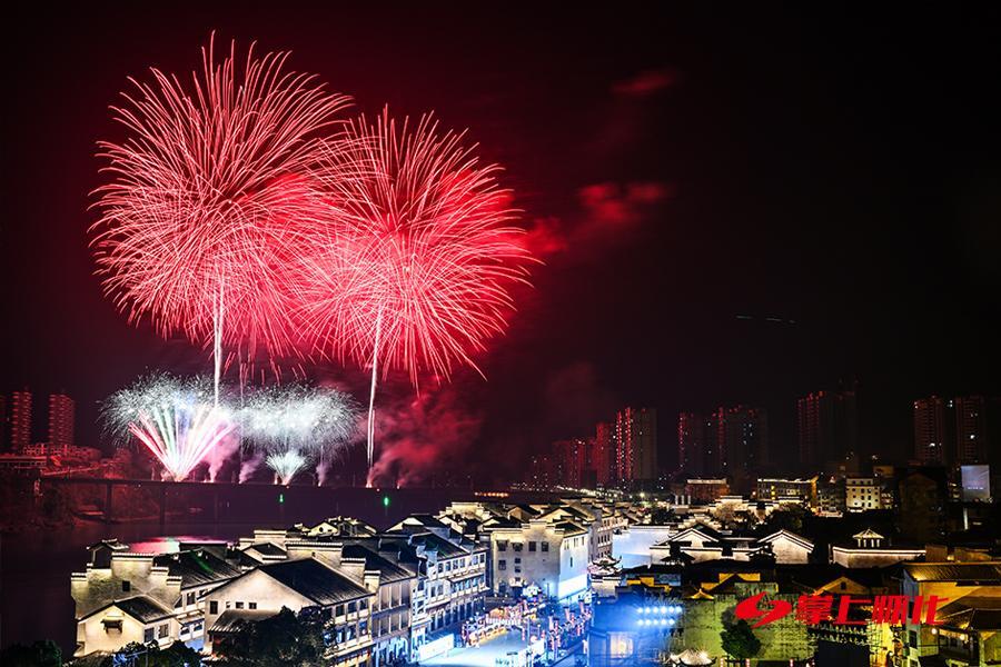 首屆懷化市旅游發(fā)展大會丨美輪美奐的焰火秀點亮城市夜空
