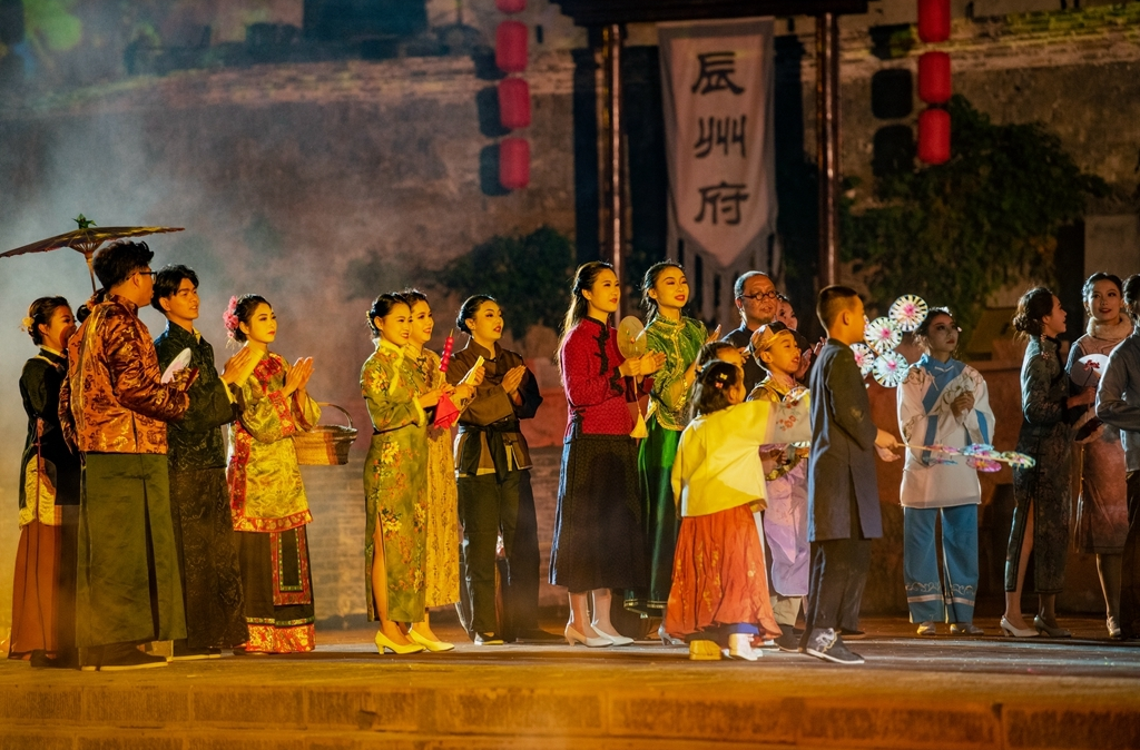 全國首部古建筑群大型實(shí)景劇《千年洪商》在古城洪江精彩上演
