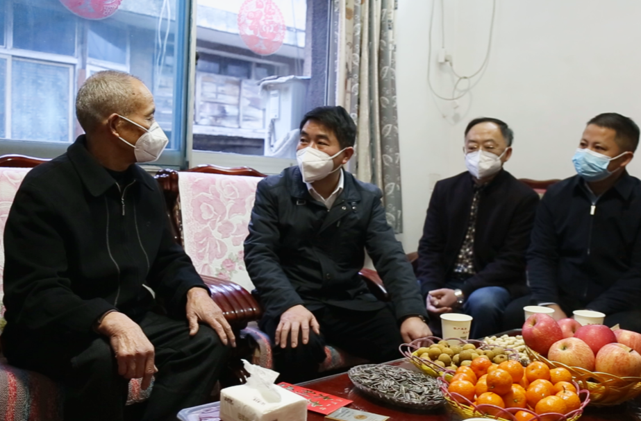 胡東聲走訪慰問黨員群眾、督查安全生產(chǎn)工作
