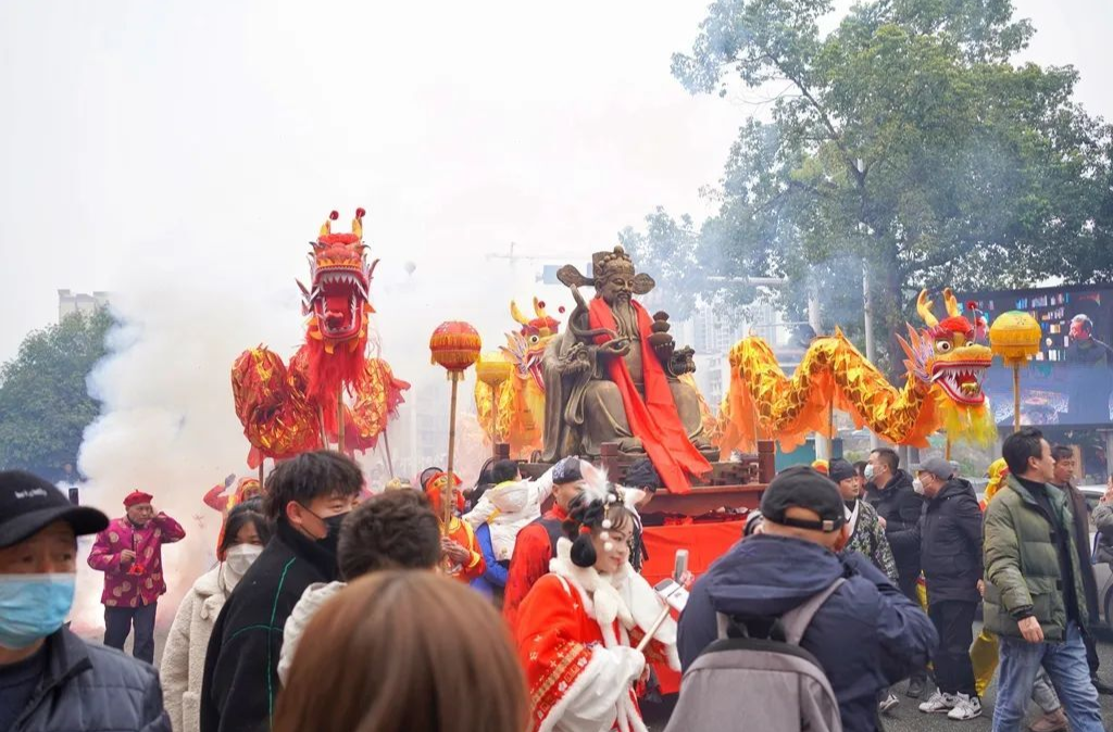 “五路財神”齊聚洪江古商城，上萬游客祈福運！