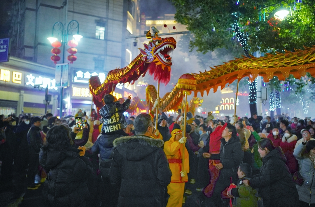 龍騰洪江鬧元宵 嗨翻數(shù)萬(wàn)游客！