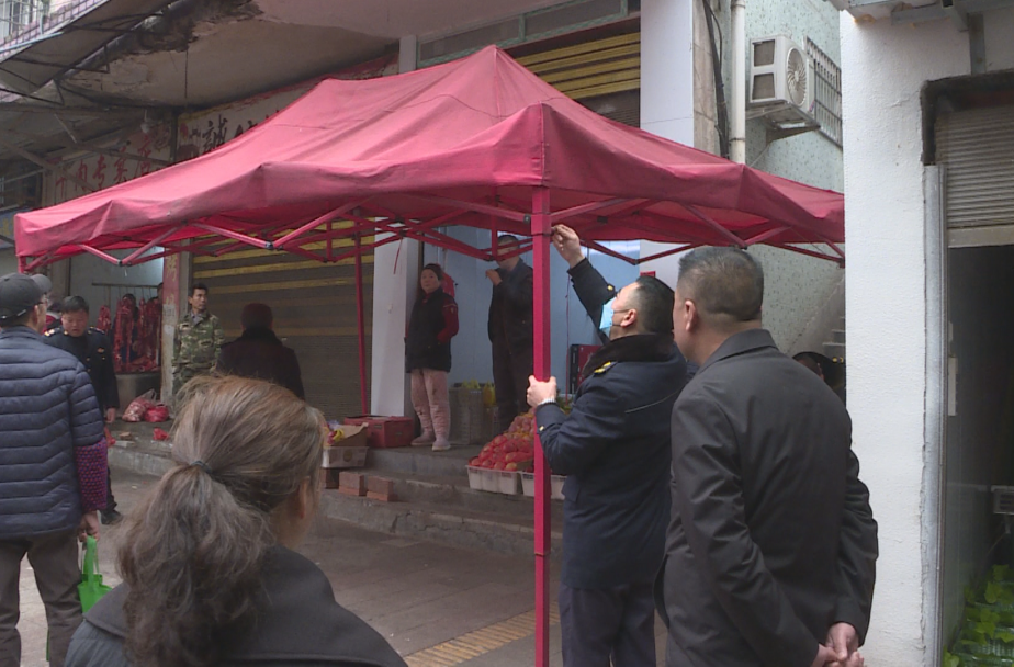 洪江區(qū)開展塘坨市場歸店（攤）經(jīng)營集中整治行動