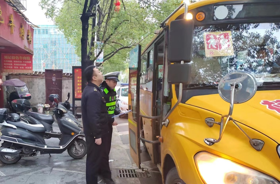 “校車安全”這根弦堅決不能松