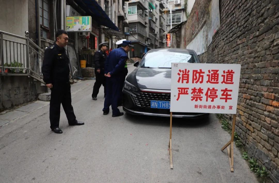 道路千萬(wàn)條，切勿占用消防通道這一條