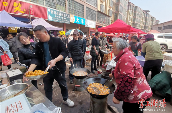 奮進(jìn)的春天│衡南：泉湖又迎“二月八”，人山人海趕集來(lái)
