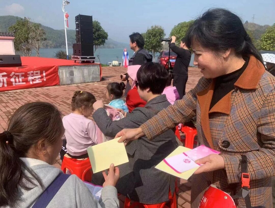 “三八”維權周   洪江區(qū)巾幗志愿者在行動