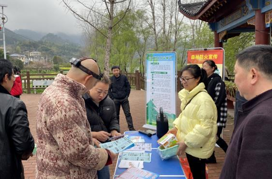 宣傳進(jìn)社區(qū)，筑牢森林防滅火安全底線(xiàn)