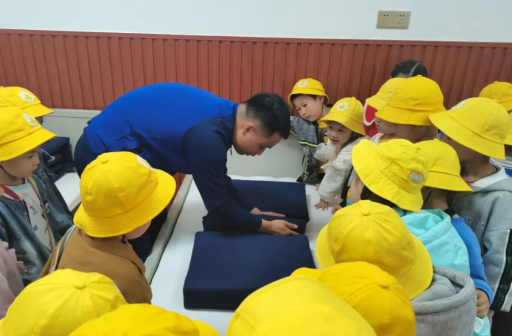 哇！這群娃娃在消防隊看到了什么……