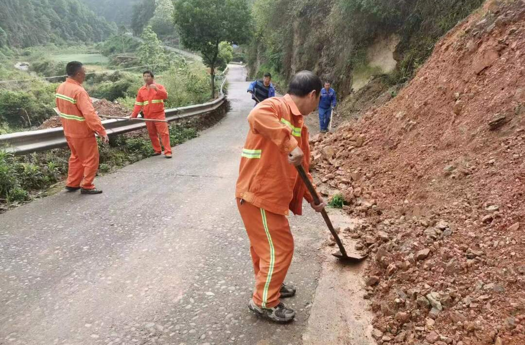 迅速出動(dòng)！清除塌方保暢通
