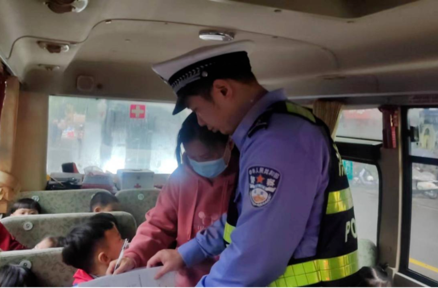 強(qiáng)化校車檢查 筑牢安全防線