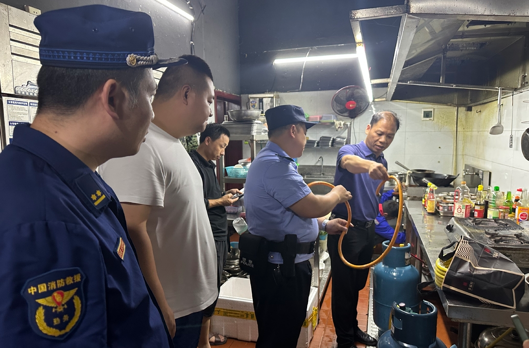 舉一反三，立即行動(dòng) 洪江區(qū)連夜開展夜市場所燃?xì)獍踩粨舸髾z查