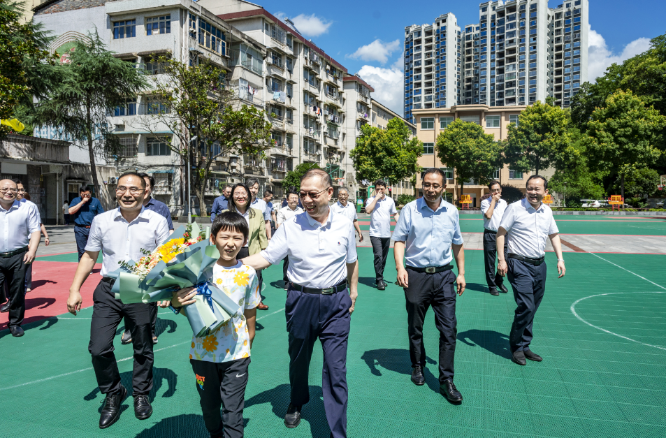 知名校友黃潔夫回母校與師生座談