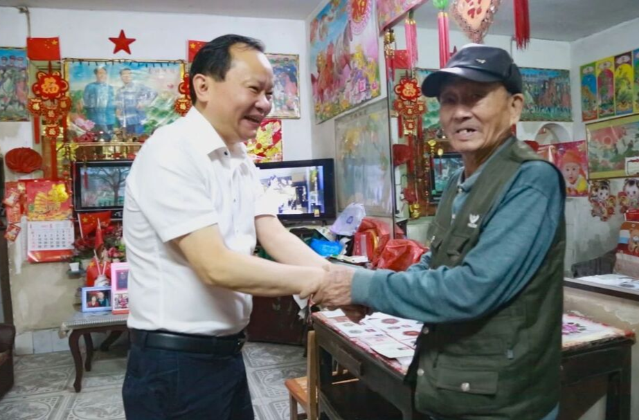 “七一”前夕，劉曉明走訪慰問老黨員
