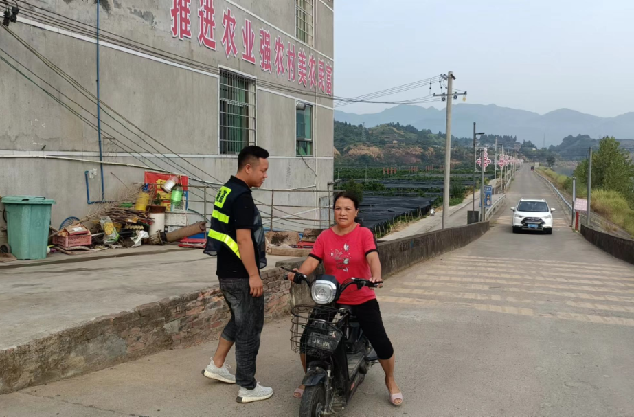 交通勸導(dǎo)常態(tài)化，筑牢出行安全線