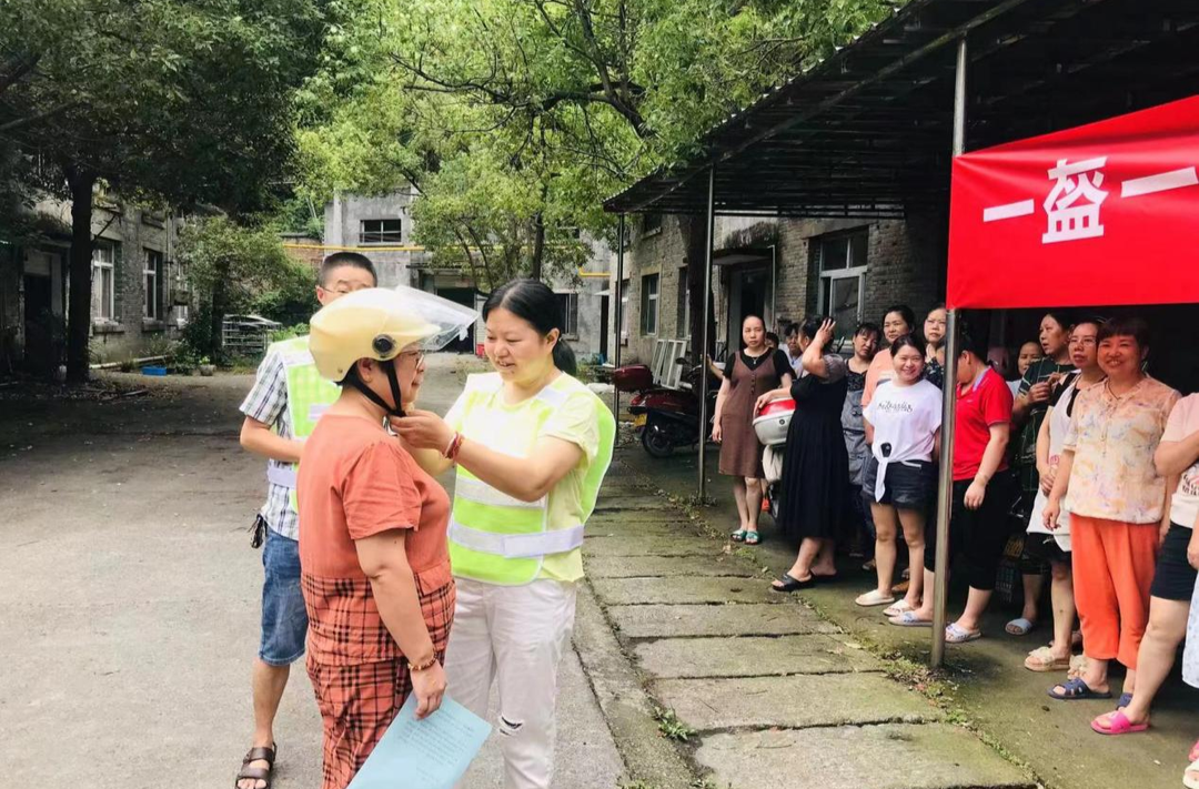 “一盔一帶”進企業(yè)，交通宣傳不放松