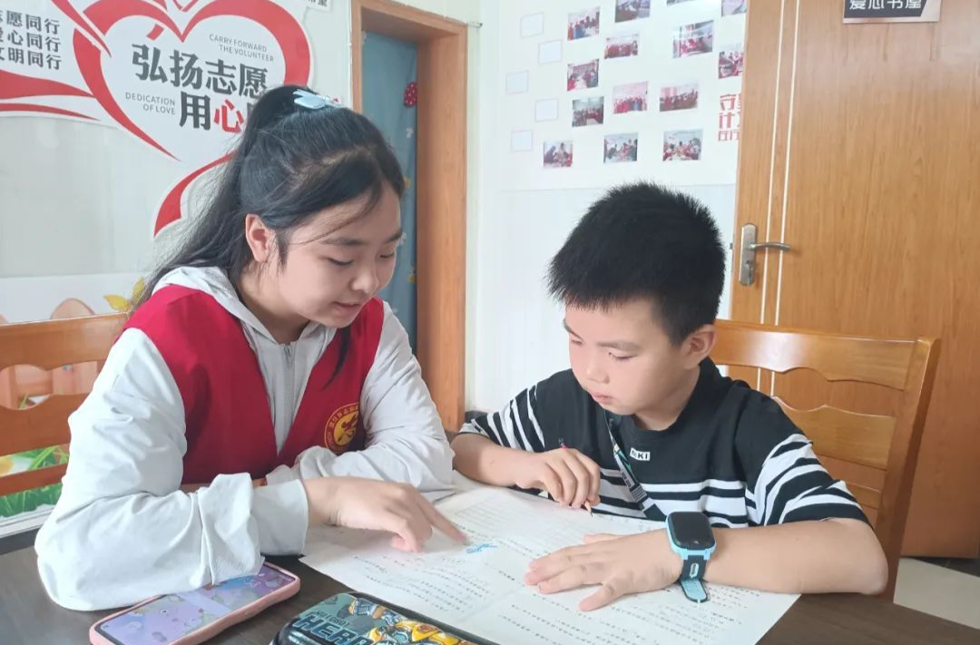 七彩假期，伴留守兒童快樂成長