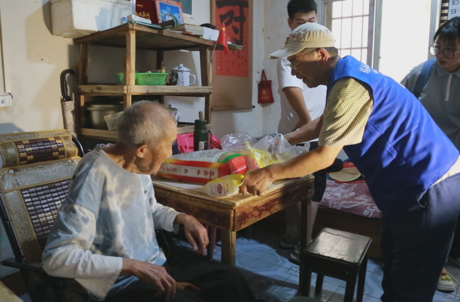 慰問抗戰(zhàn)老兵 溫情傳遞關(guān)愛