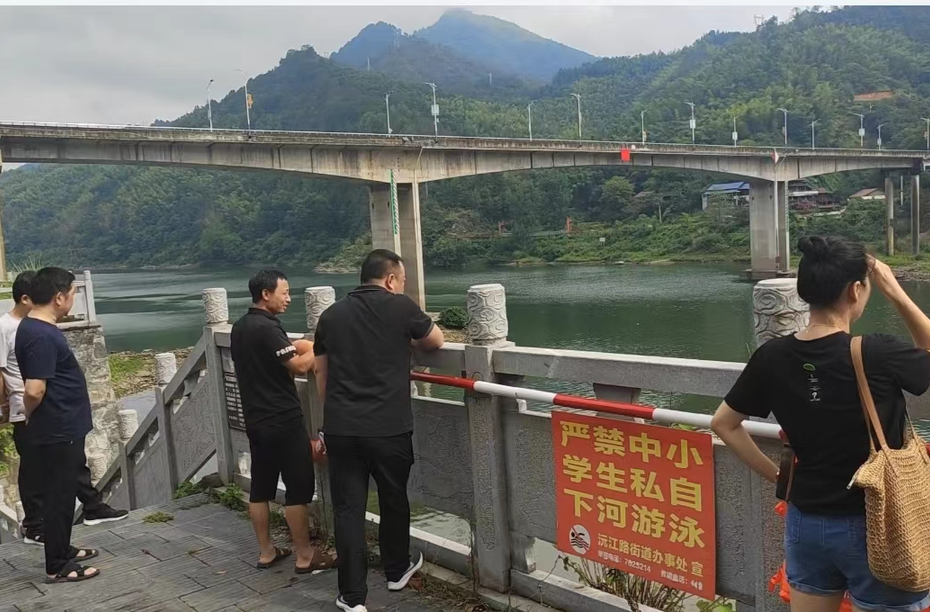 督查防溺水 筑牢安全線