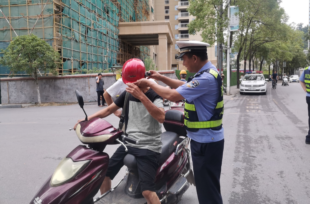 提醒：騎車上路一定記得帶上“它”！