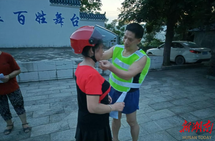 “戴帽工程”宣傳進(jìn)“夜?！?共話安全零距離