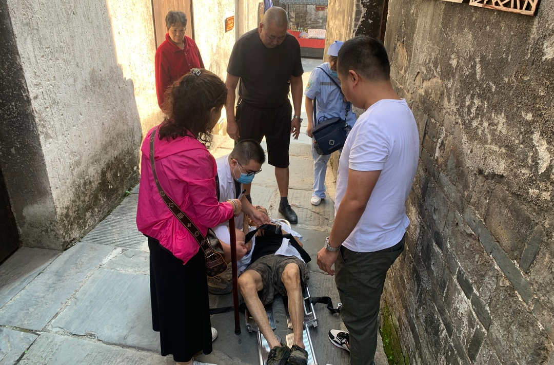 八旬老人摔倒，社區(qū)眾人接力守護