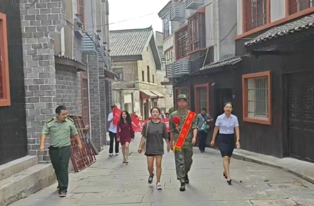 一身戎裝，筑夢(mèng)軍旅！
