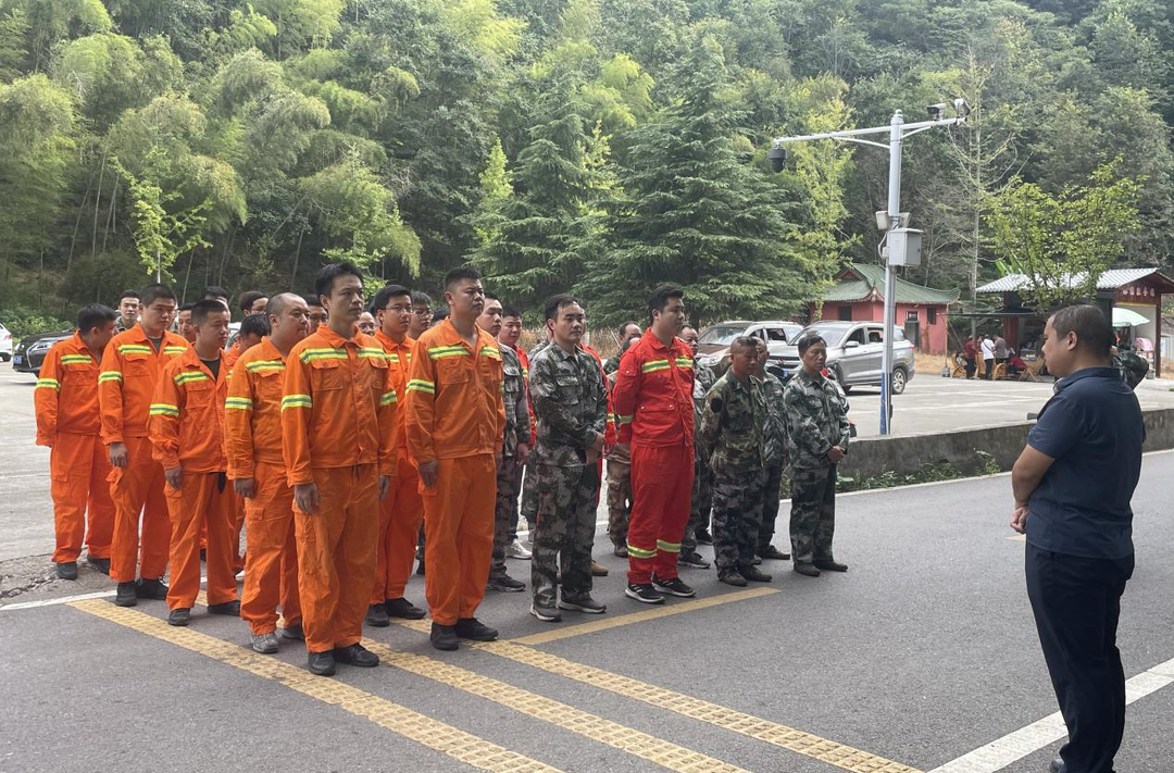 實(shí)地巡護(hù)，筑牢森林防火屏障