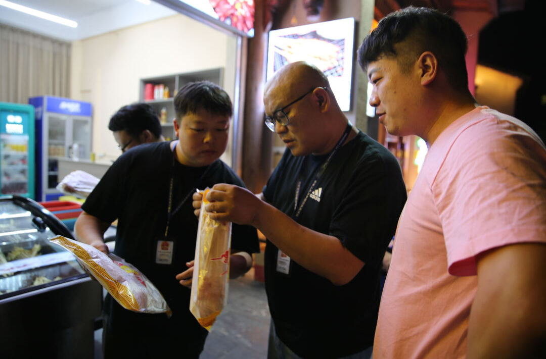 守護(hù)百姓“煙火氣” 護(hù)航城市“夜經(jīng)濟(jì)”