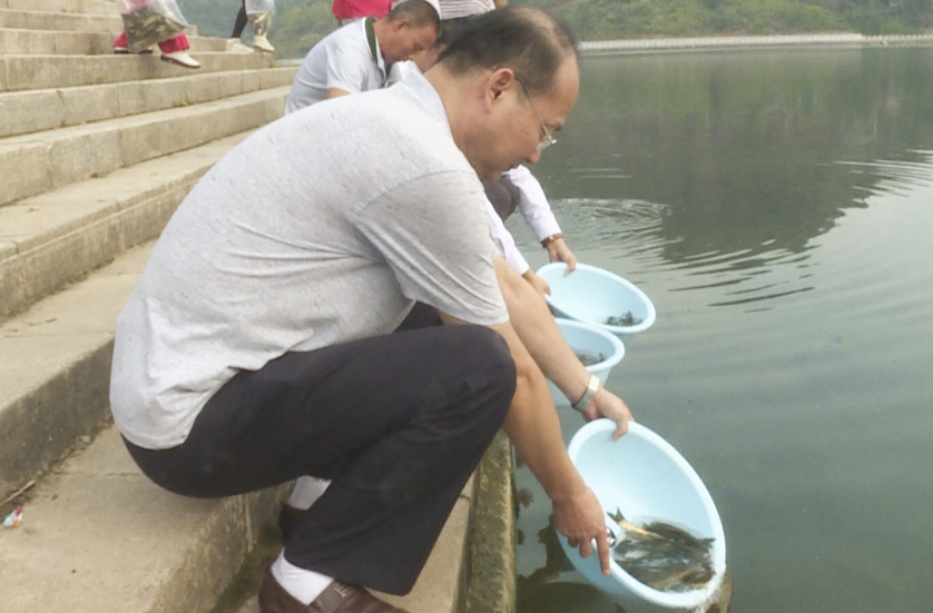 我区举办“情满中秋国庆 侨系三湘四水”增殖放流活动