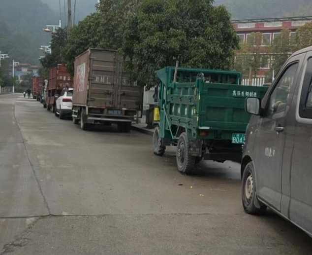 違規(guī)停車亂象曝光  凈化校園周邊環(huán)境