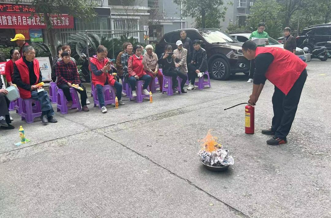 消防进小区 宣传保平安