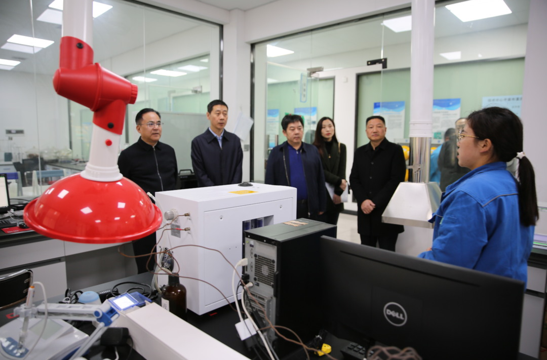 省總工會(huì)進(jìn)企業(yè)宣講中國工會(huì)十八大精神