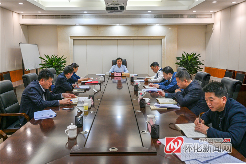 黎春秋主持市政府黨組理論學(xué)習(xí)中心組集體學(xué)習(xí)