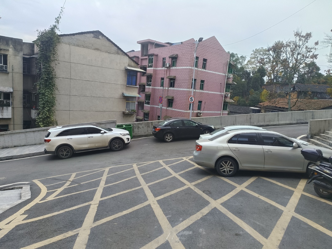 文明規(guī)范停車，別給上學路“添堵”