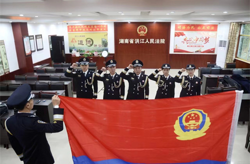 今天，讓我們一起致敬法院“警察藍(lán)”！